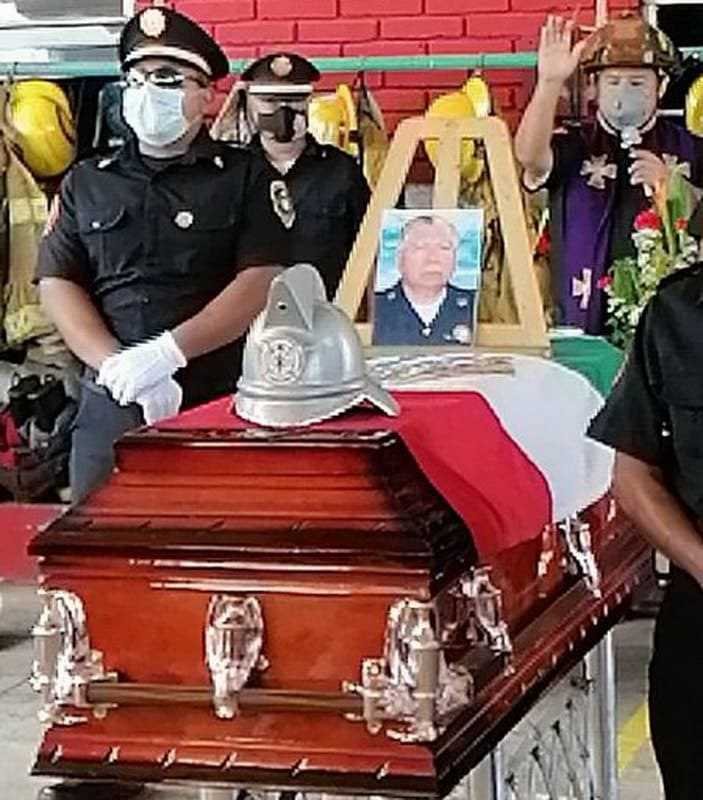 Bomberos de Córdoba despiden con guardia de honor al teniente Felipe García