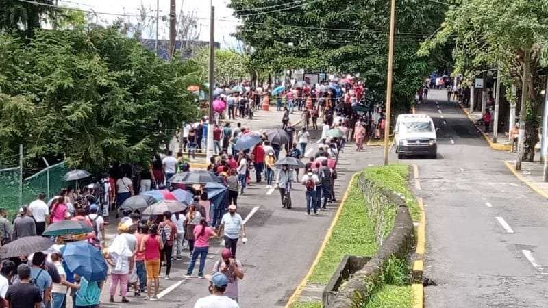Miles de jóvenes saturan centro de vacunación contra Covid 19 en Córdoba