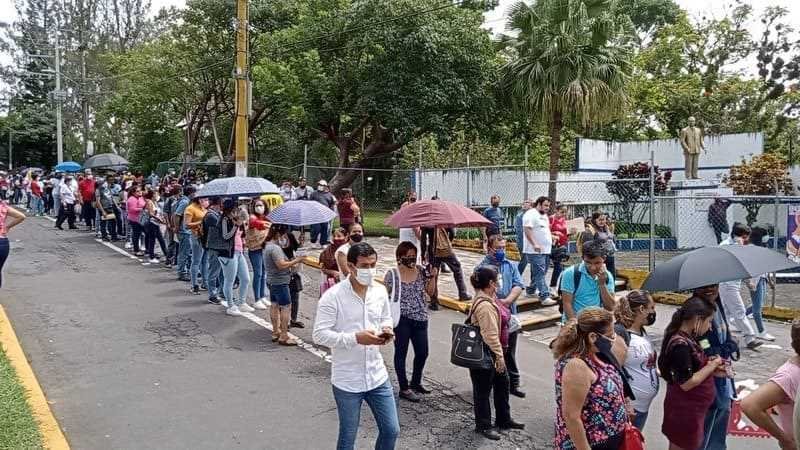 Miles de jóvenes saturan centro de vacunación contra Covid 19 en Córdoba