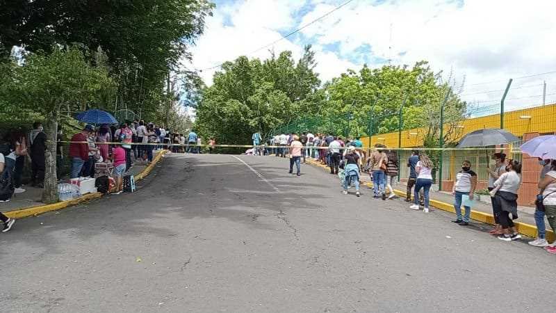 Miles de jóvenes saturan centro de vacunación contra Covid 19 en Córdoba