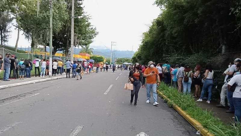Miles de jóvenes saturan centro de vacunación contra Covid 19 en Córdoba