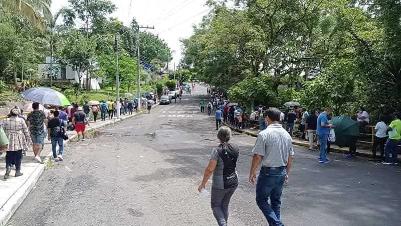 Miles de jóvenes saturan centro de vacunación contra Covid 19 en Córdoba