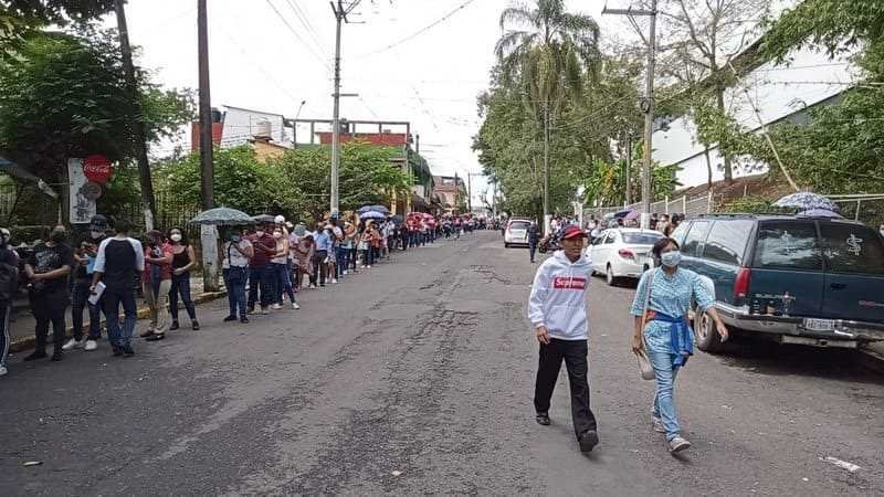 Miles de jóvenes saturan centro de vacunación contra Covid 19 en Córdoba
