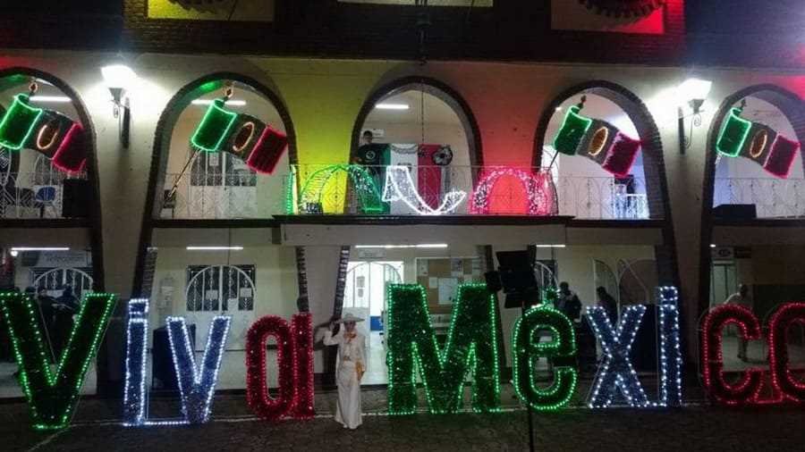 Transmiten ceremonia del Grito de Independencia en Ixhuatlán del Café