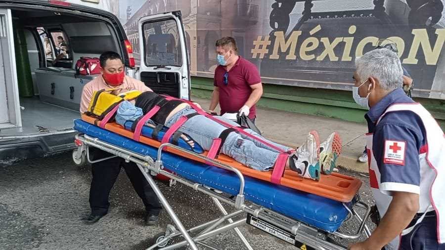 Mujer en motocicleta herida al caer en enorme hoyanco en distribuidor vial de La Luz