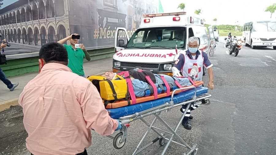 Mujer en motocicleta herida al caer en enorme hoyanco en distribuidor vial de La Luz