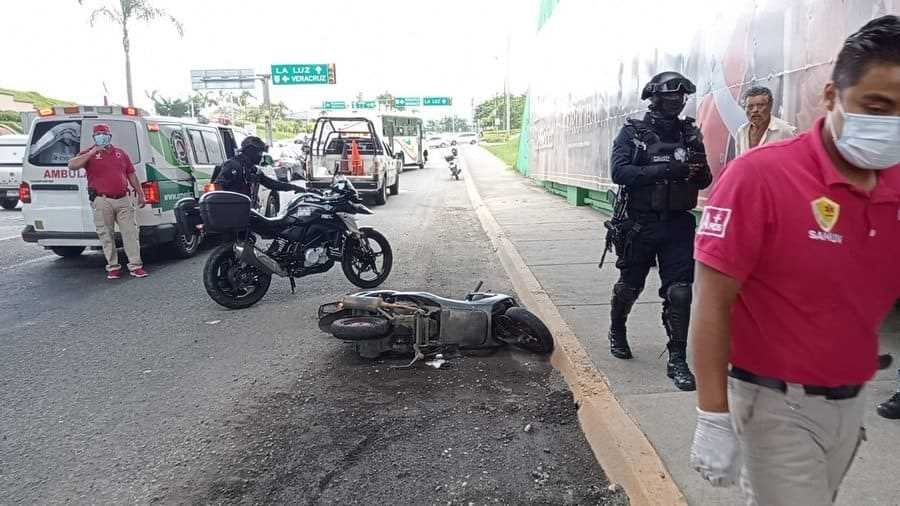 Mujer en motocicleta herida al caer en enorme hoyanco en distribuidor vial de La Luz