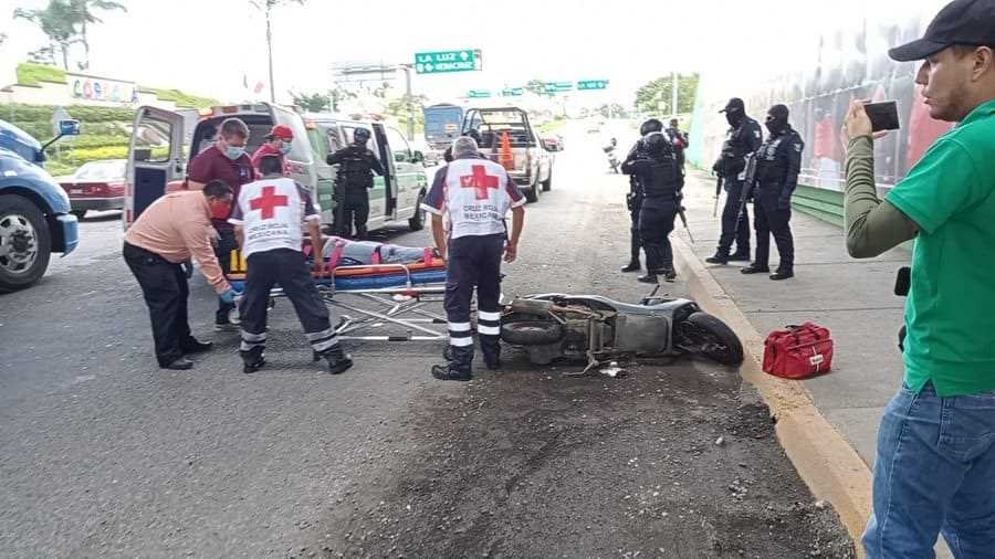 Mujer en motocicleta herida al caer en enorme hoyanco en distribuidor vial de La Luz