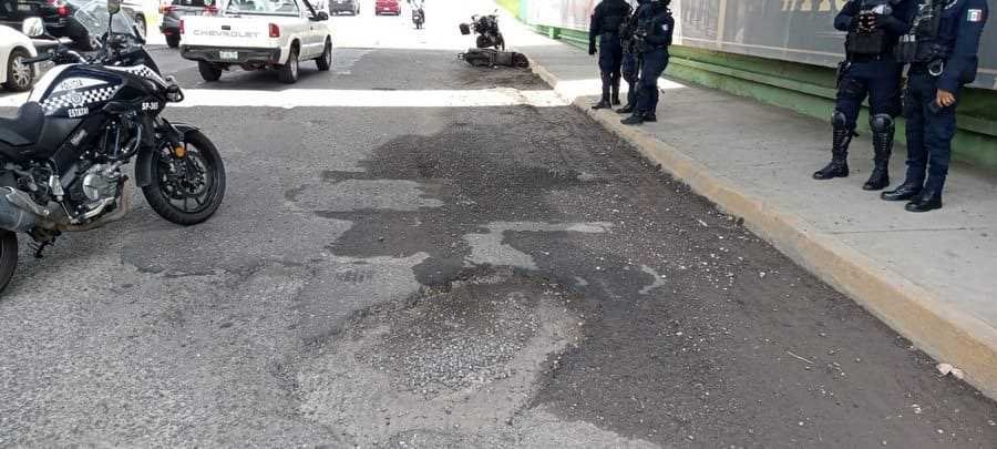 Mujer en motocicleta herida al caer en enorme hoyanco en distribuidor vial de La Luz