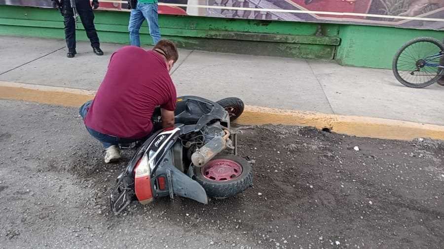 Mujer en motocicleta herida al caer en enorme hoyanco en distribuidor vial de La Luz