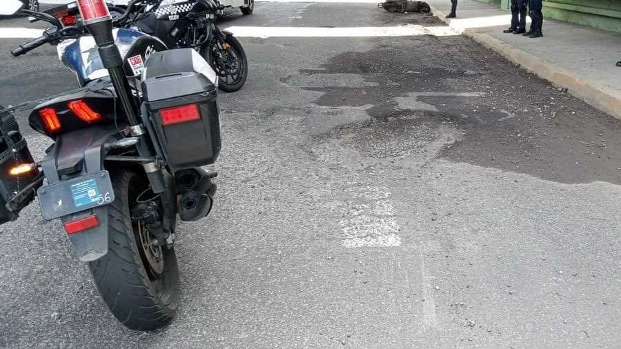Mujer en motocicleta herida al caer en enorme hoyanco en distribuidor vial de La Luz