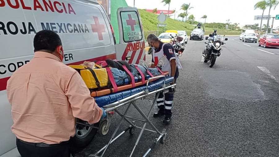 Mujer en motocicleta herida al caer en enorme hoyanco en distribuidor vial de La Luz