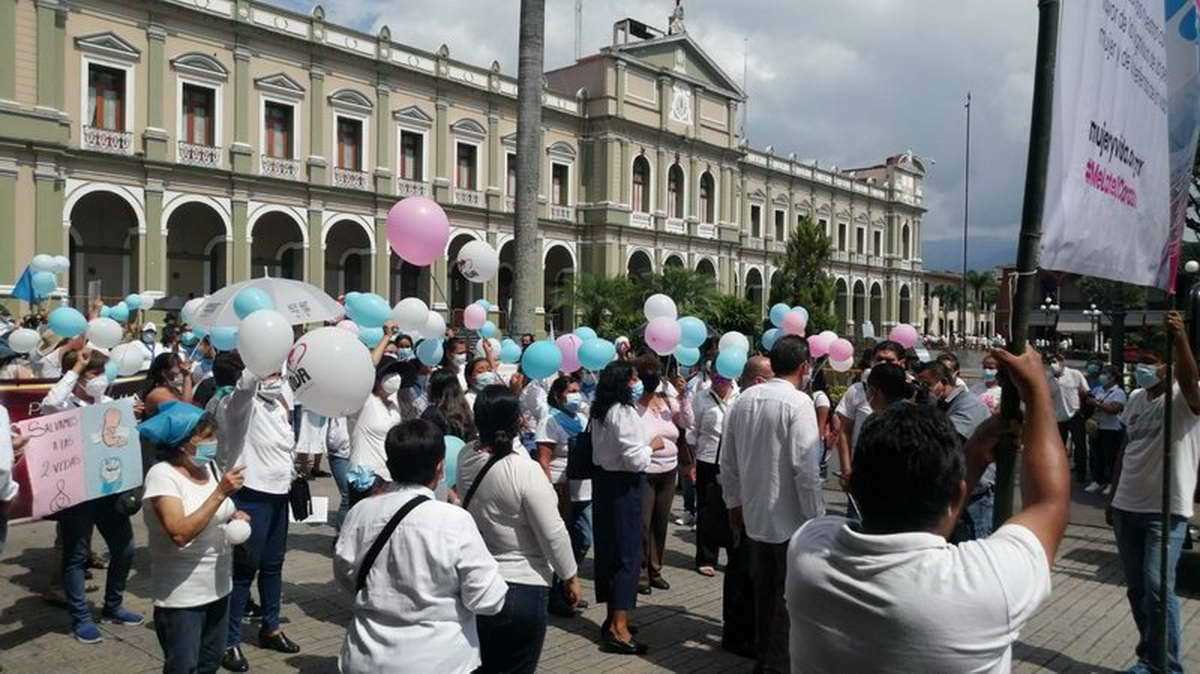 Alrededor de 3 mil personas marchan en Córdoba a favor fe la mujer y de la vida