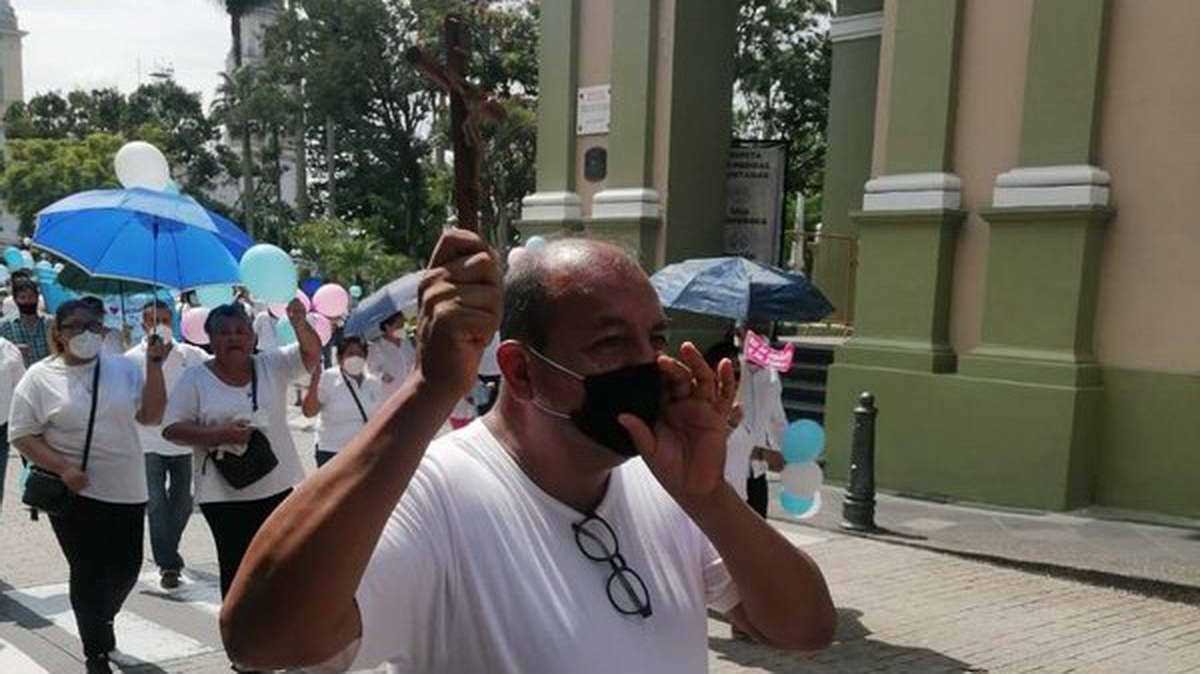 Alrededor de 3 mil personas marchan en Córdoba a favor fe la mujer y de la vida