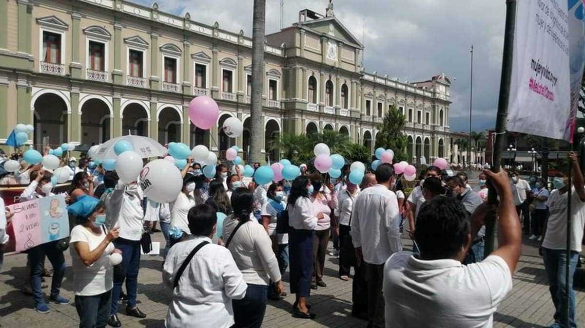 Alrededor de 3 mil personas marchan en Córdoba a favor fe la mujer y de la vida
