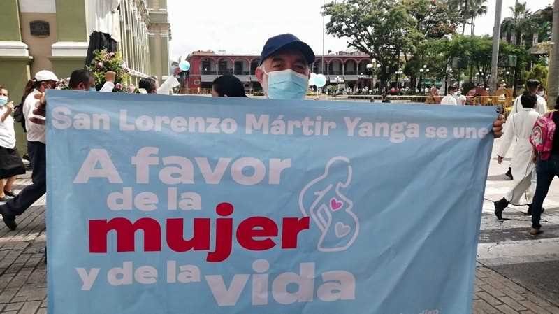 Alrededor de 3 mil personas marchan en Córdoba a favor fe la mujer y de la vida