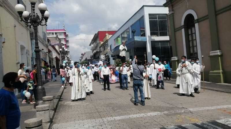 Alrededor de 3 mil personas marchan en Córdoba a favor fe la mujer y de la vida