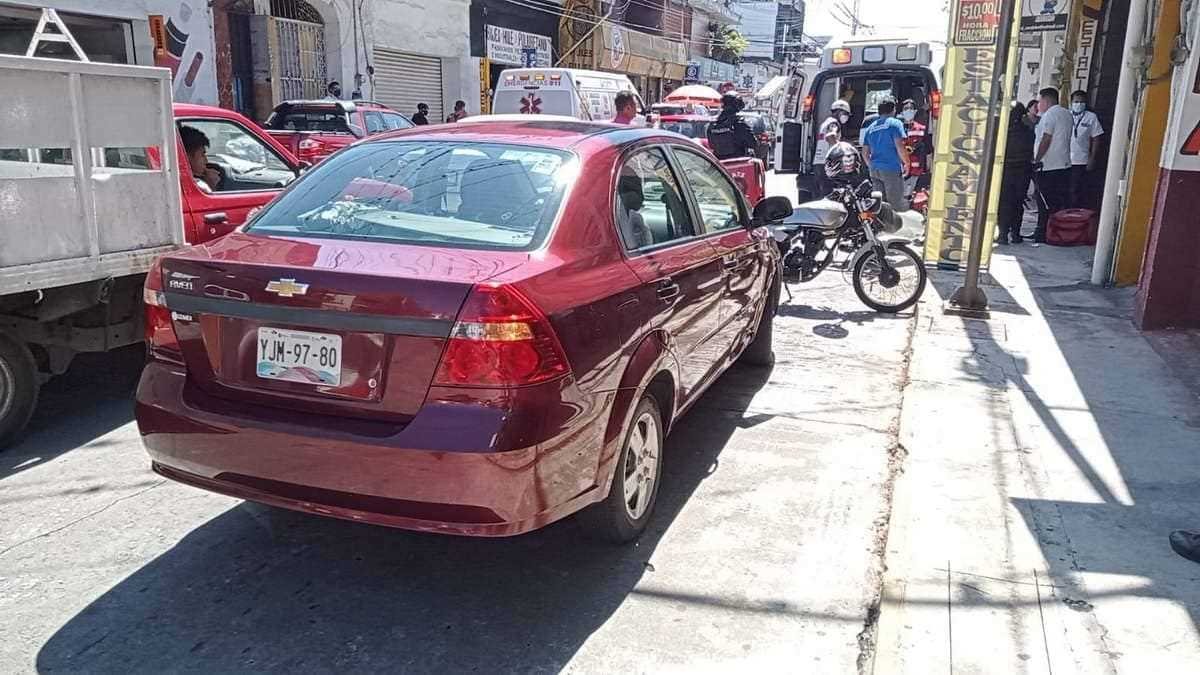 Motociclista choca contra auto y piloto resulta herido
