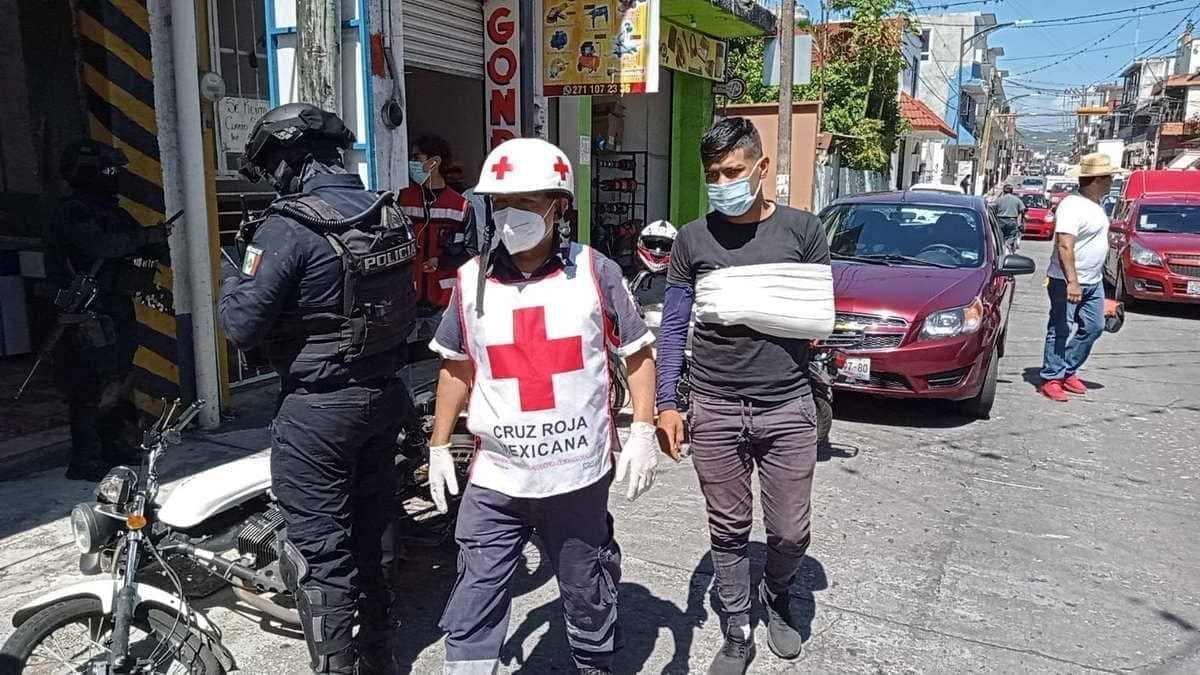 Motociclista choca contra auto y piloto resulta herido
