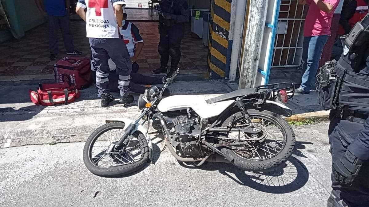 Motociclista choca contra auto y piloto resulta herido