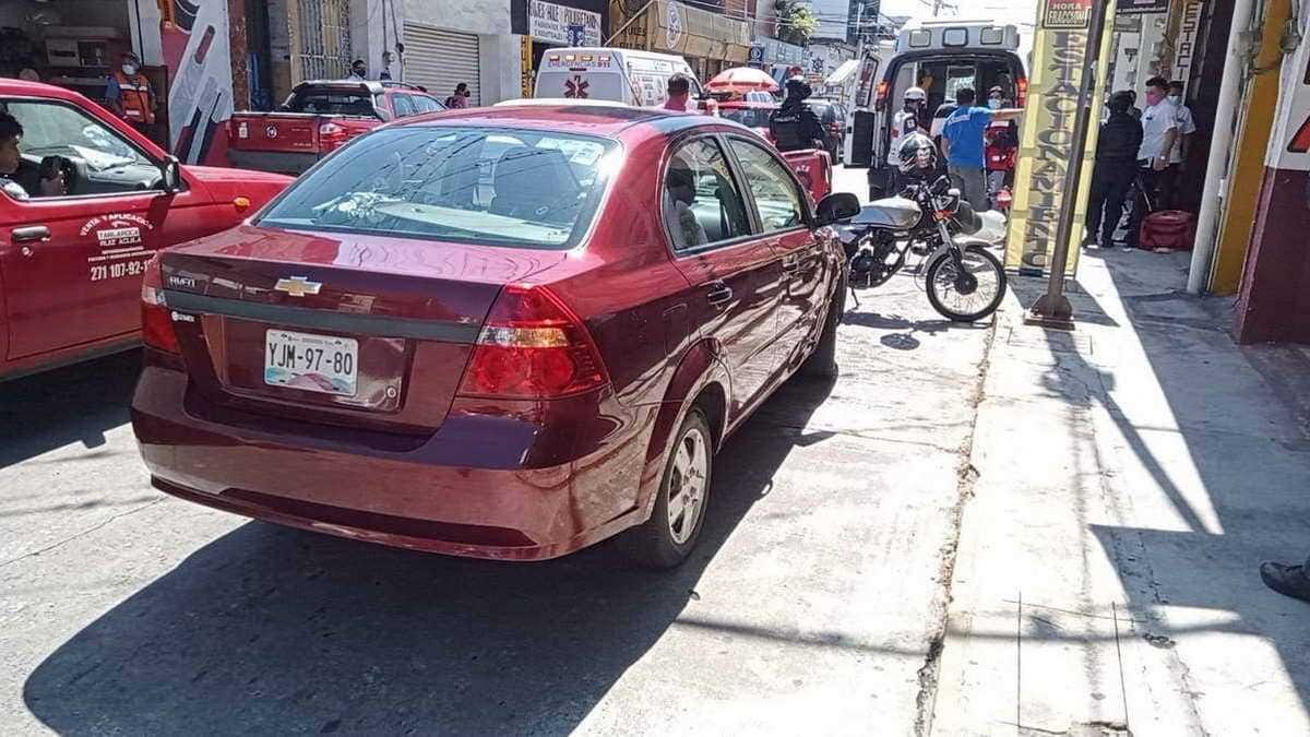 Motociclista choca contra auto y piloto resulta herido
