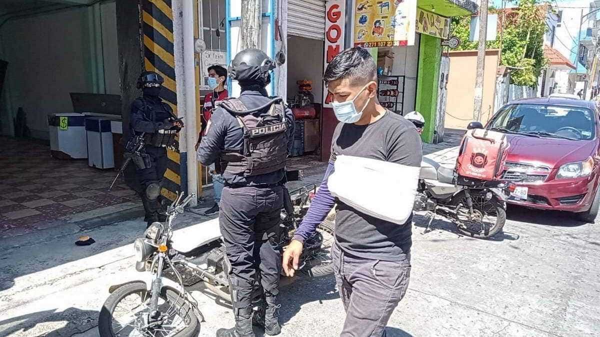Motociclista choca contra auto y piloto resulta herido