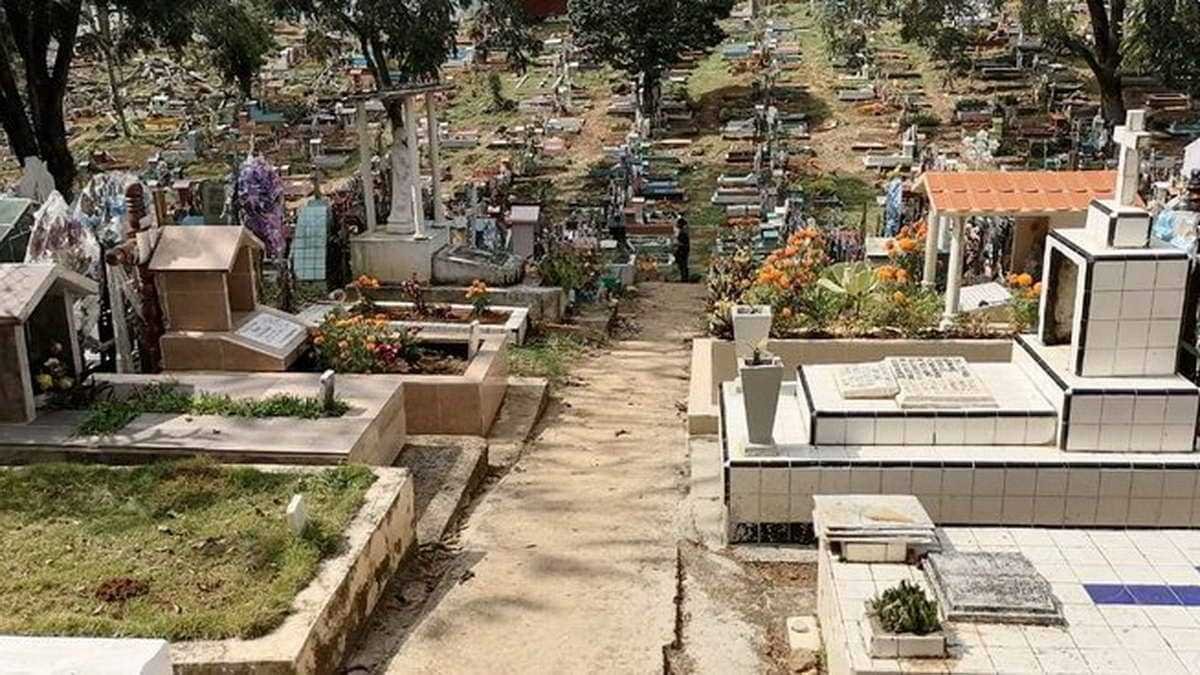 Miles acuden a camposantos a honrar a sus muertos; mañana termina “puente”