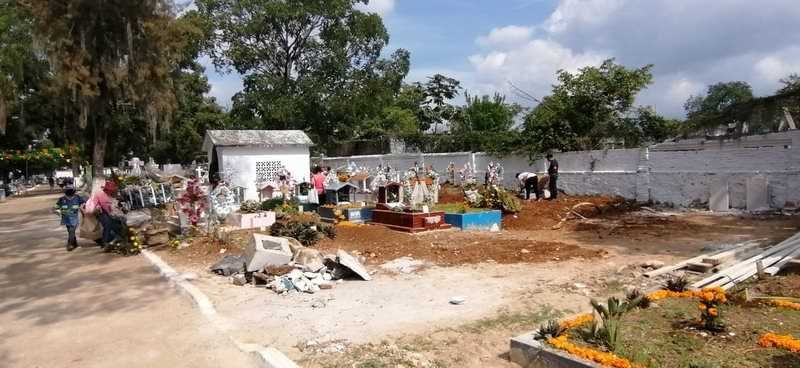 Miles acuden a camposantos a honrar a sus muertos; mañana termina “puente”