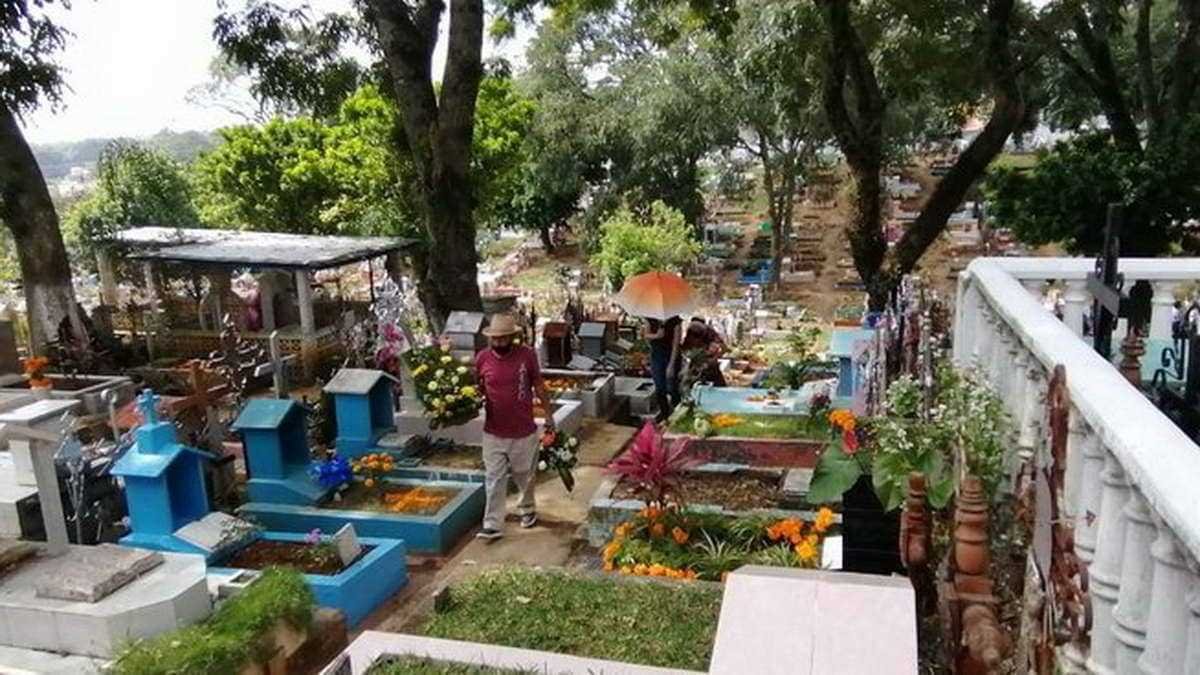 Miles acuden a camposantos a honrar a sus muertos; mañana termina “puente”
