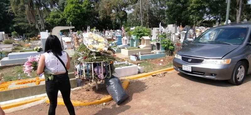 Miles acuden a camposantos a honrar a sus muertos; mañana termina “puente”