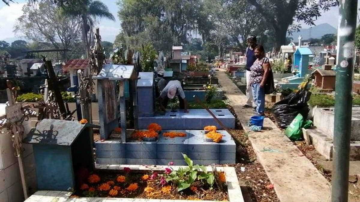 Miles acuden a camposantos a honrar a sus muertos; mañana termina “puente”