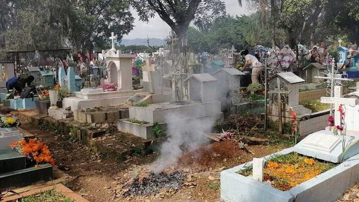 Miles acuden a camposantos a honrar a sus muertos; mañana termina “puente”