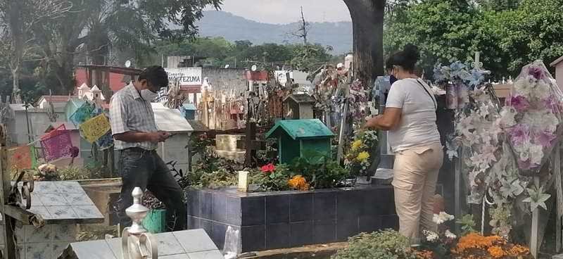 Miles acuden a camposantos a honrar a sus muertos; mañana termina “puente”
