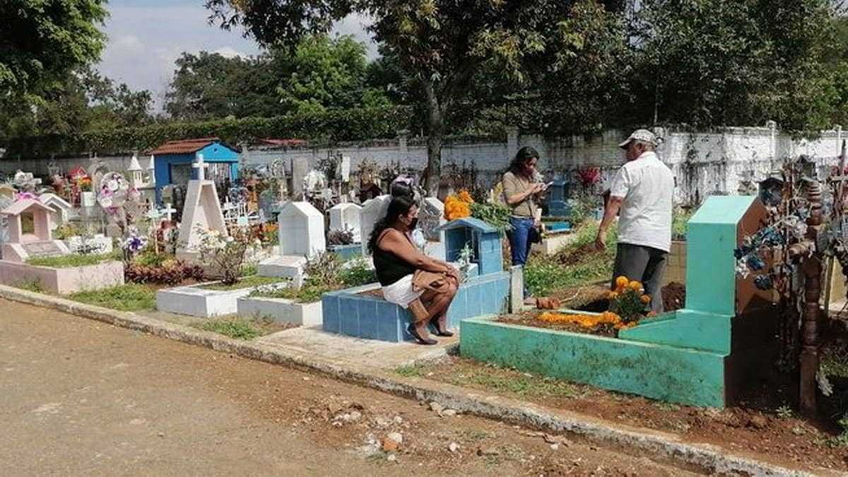 Miles acuden a camposantos a honrar a sus muertos; mañana termina “puente”