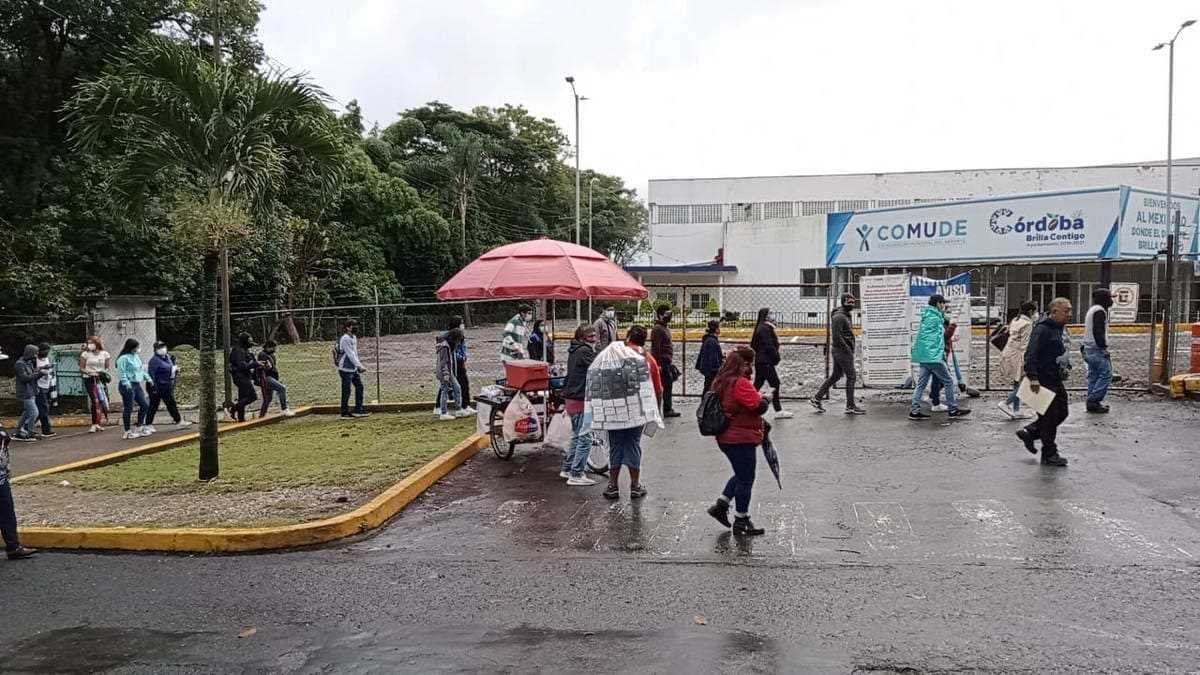 Miles de jóvenes acuden a la Arena Córdoba a aplicarse segunda dosis contra Covid 19