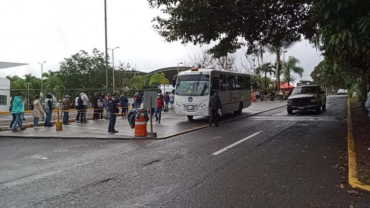 Miles de jóvenes acuden a la Arena Córdoba a aplicarse segunda dosis contra Covid 19