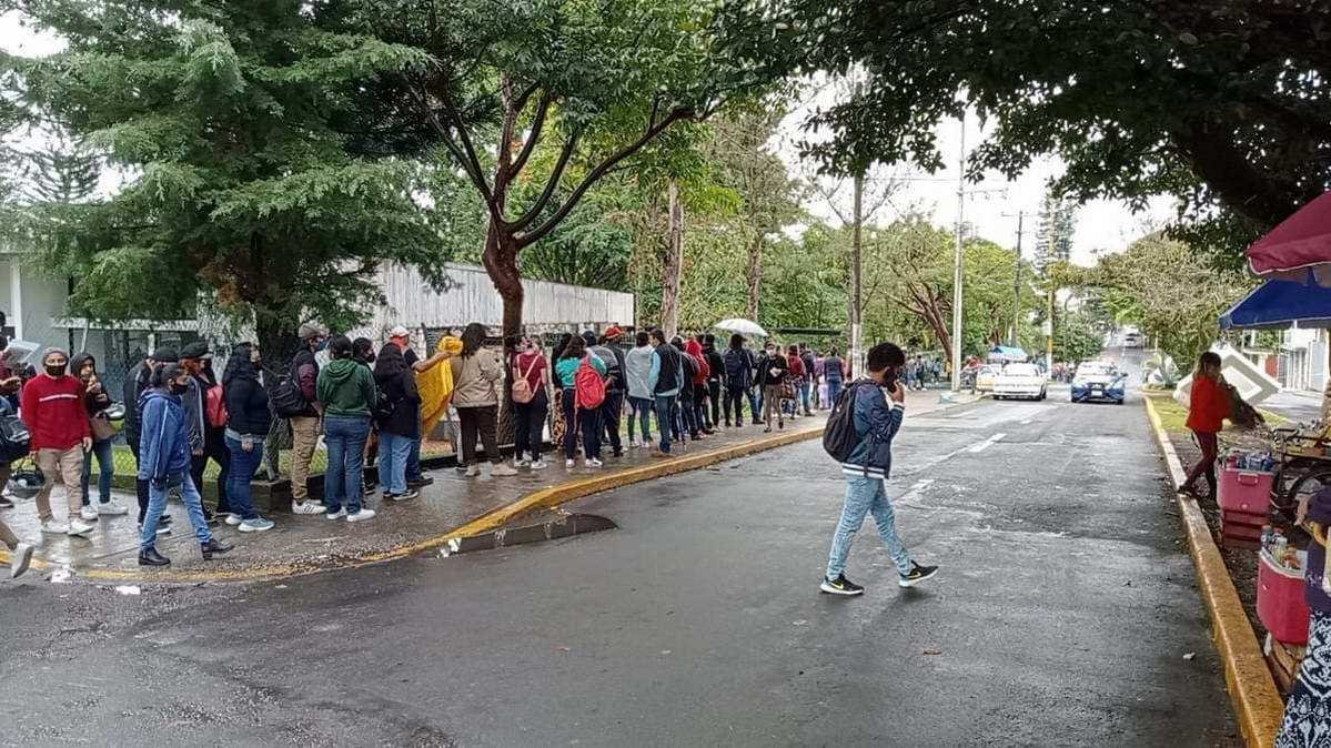 Miles de jóvenes acuden a la Arena Córdoba a aplicarse segunda dosis contra Covid 19