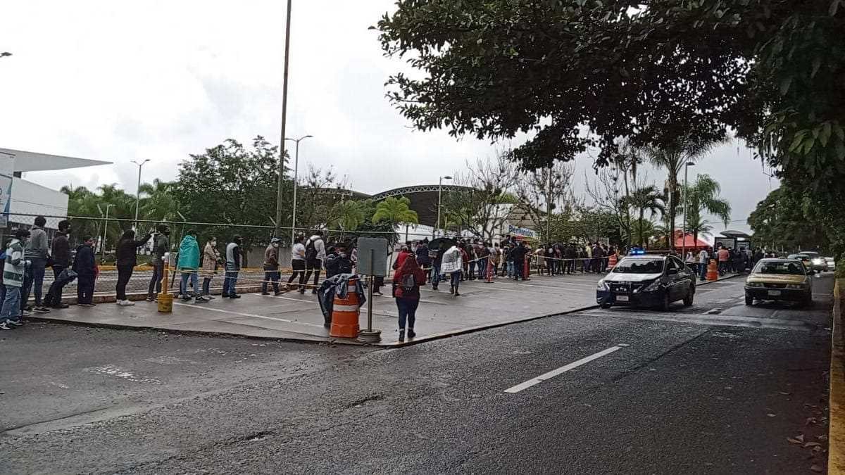 Miles de jóvenes acuden a la Arena Córdoba a aplicarse segunda dosis contra Covid 19
