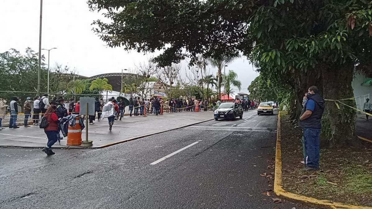 Miles de jóvenes acuden a la Arena Córdoba a aplicarse segunda dosis contra Covid 19