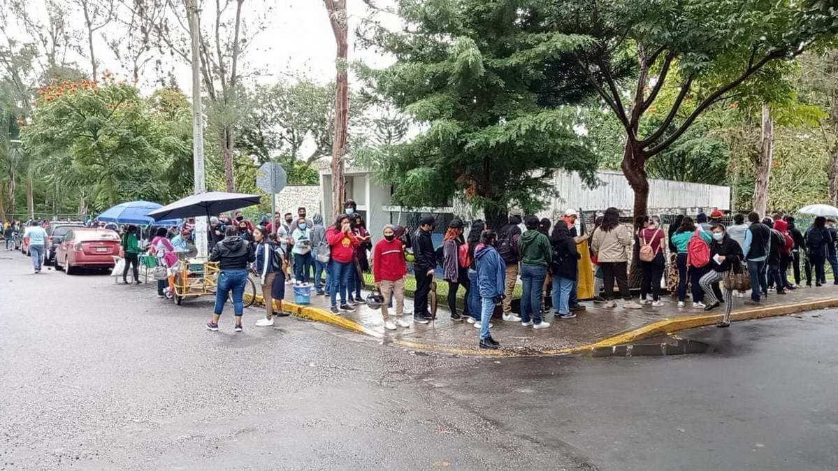 Miles de jóvenes acuden a la Arena Córdoba a aplicarse segunda dosis contra Covid 19