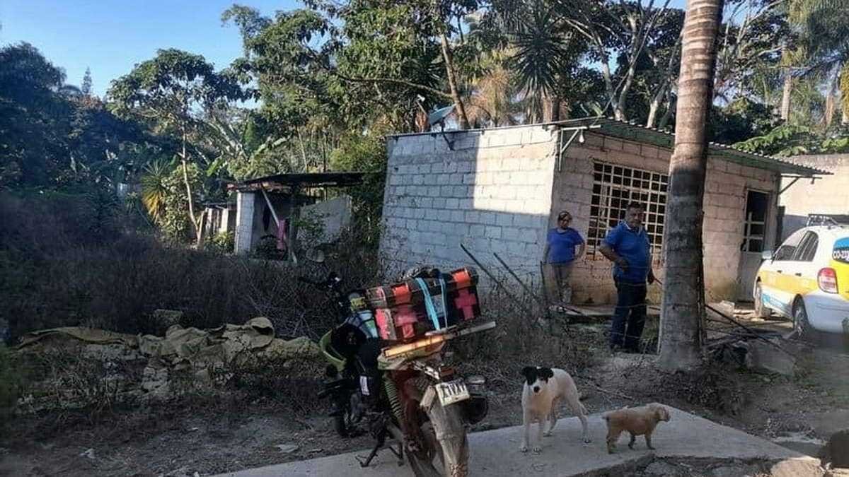 Rescatistas y bomberos rescatan a perrito que cayó a pozo en comunidad de Monte Salas