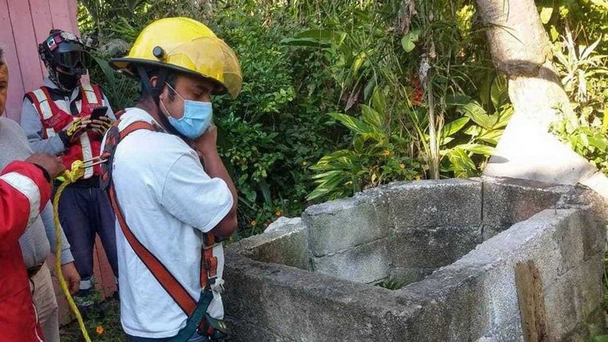 Rescatistas y bomberos rescatan a perrito que cayó a pozo en comunidad de Monte Salas