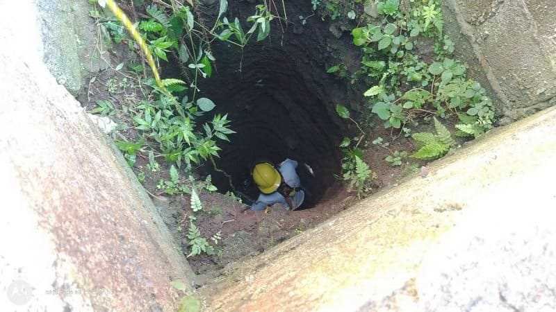 Rescatistas y bomberos rescatan a perrito que cayó a pozo en comunidad de Monte Salas