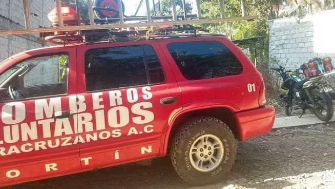 Rescatistas y bomberos rescatan a perrito que cayó a pozo en comunidad de Monte Salas