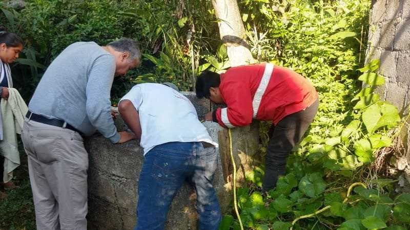 Rescatistas y bomberos rescatan a perrito que cayó a pozo en comunidad de Monte Salas