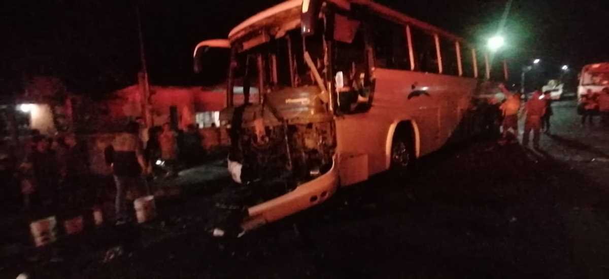 Se incendia autobús en 20 de Noviembre al estallar cohete en su interior: 4 heridos y 8 con crisis nerviosa