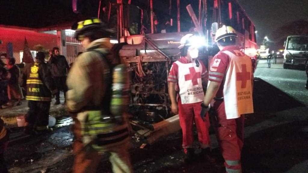 Se incendia autobús en 20 de Noviembre al estallar cohete en su interior: 4 heridos y 8 con crisis nerviosa