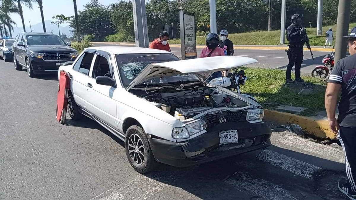 Choque por alcance en distribuidor vial de La Luz deja persona lesionada
