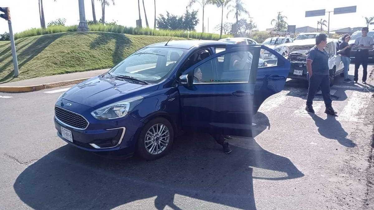 Choque por alcance en distribuidor vial de La Luz deja persona lesionada
