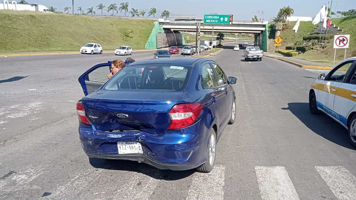 Choque por alcance en distribuidor vial de La Luz deja persona lesionada
